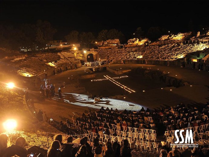 Archivo - Vía Crucis en el Anfiteatro Romano de Mérida.