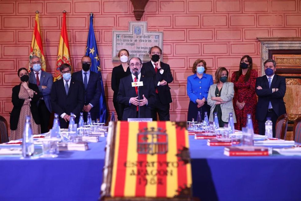 Lambán insta a renovar el compromiso con el autogobierno para encontrar ventajas competitivas y superar crisis.