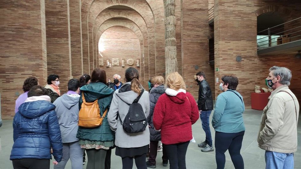 Archivo - Varias personas visitan el Museo Nacional de Arte Romano de Mérida. Archivo