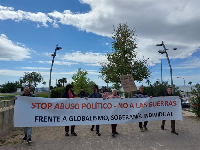 Cerca de unas 50 personas participan en la 'Marcha por la libertad' de este sábado en Palma contra la gestión "abusiva" de las Administraciones Públicas