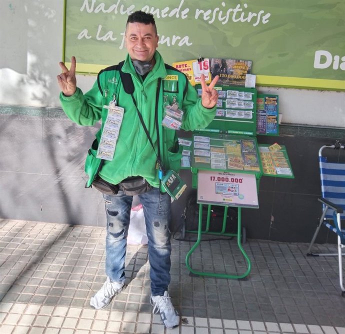 El vendedor de la ONCE José Luis Jaén Porta, quien ha dado el Cuponazo de 9.225.000 euros en El Altet (Alicante)