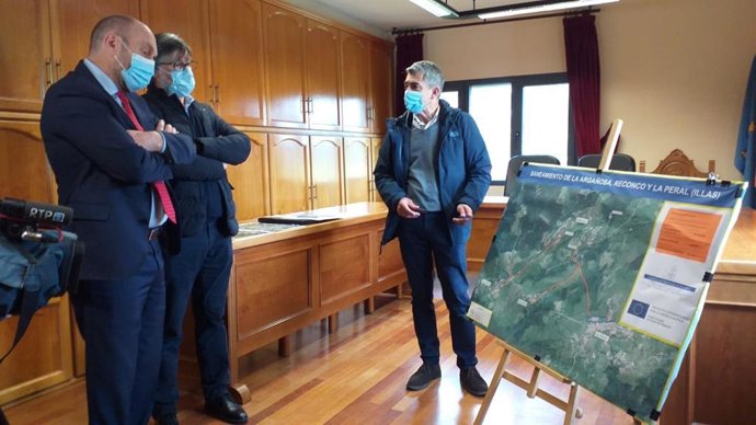 El vicepresidente del Gobierno del Principado y consejero de Medio Ambiente, Juan Cofiño, visita Illas