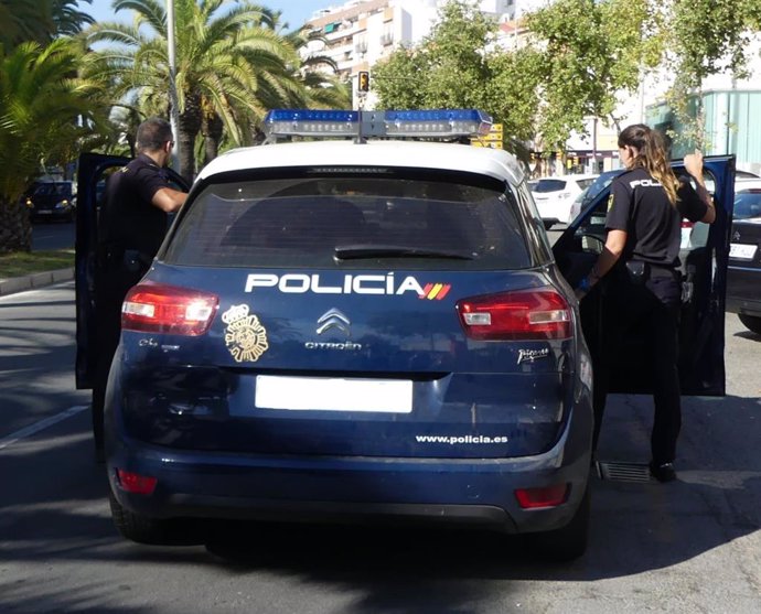 Archivo - Imagen de una patrulla de la Policía Nacional de Huelva.