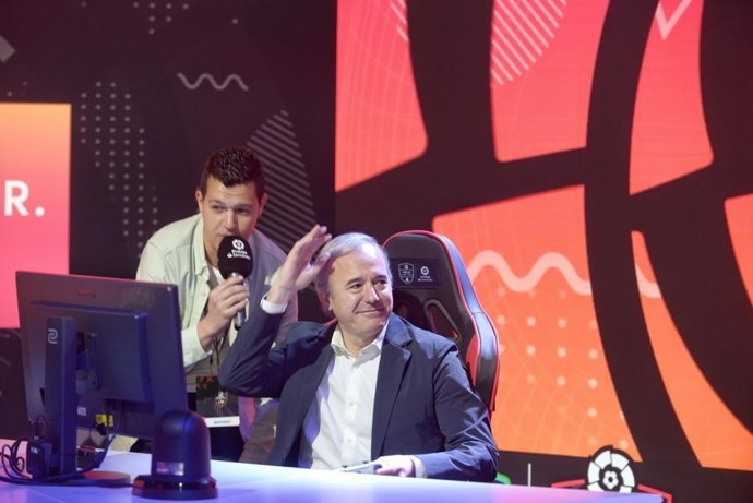 Azcón agradece el trabajo y la colaboración "leal" y "magnífica" de la directiva saliente del Real Zaragoza.