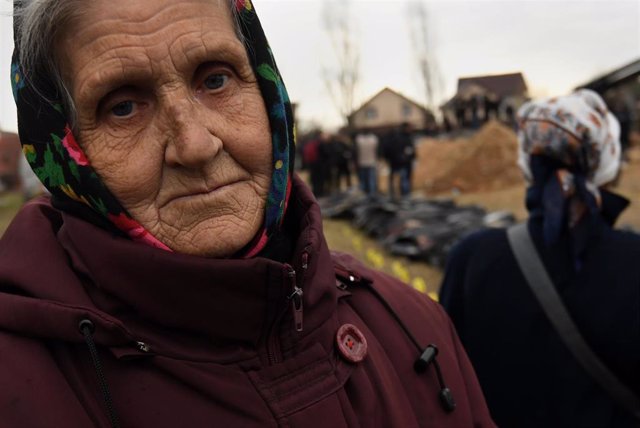 Mujer ucraniana en la ciudad de Bucha 