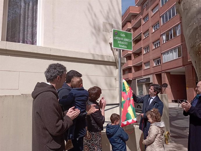 El periodista Antonio Angulo ya tiene su calle en Huesca.