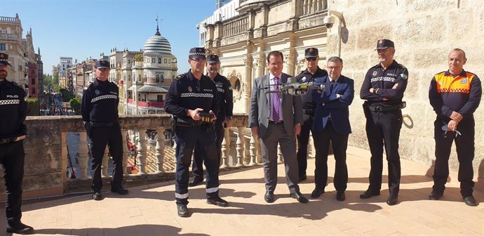 Cabrera asiste a la presentación, en el Ayuntamiento, de la unidad de drones de la Policía Local.