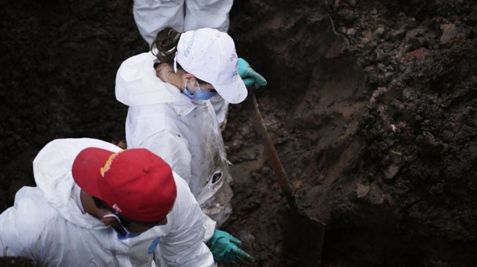 Trabajos de exhumación de la Unidad de Búsqueda de Personas dadas por Desaparecidas (UBPD) en el cementerio de Suaza, donde han hallado los restos de seis militantes del partido Unión Patriótica