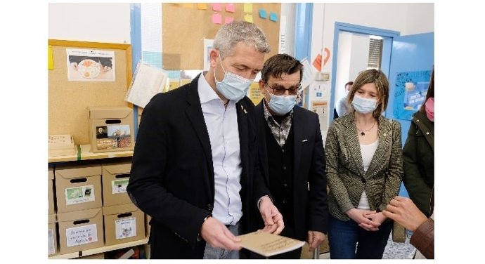 El conseller de Educación de la Generalitat, Josep Gonzlez-Cambray, junto al alcalde de Solivella, Jaume Bergad, y la presidenta de la Diputación de Tarragona, Noemí Llauradó