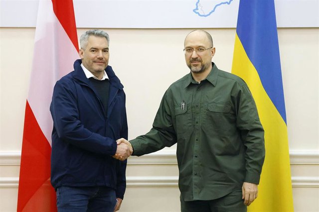 El canciller de Austria, Karl Nehammer, saluda al primer ministro de Ucrania, Denys Shmihal