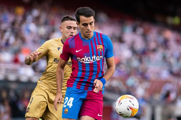 Archivo - Eric Garcia of FC Barcelona and Roger Marti of Levante in action during the spanish league, La Liga Santander, football match played between FC Barcelona and Levante at Camp Nou Stadium on September 26, 2021, in Barcelona, Spain.