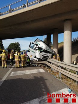 Els Bombers treballen en un accident a la N-II de Martorell (Barcelona)