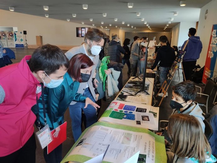 La directora general de Innovación, Agurtzane Martínez, conversa con los integrantes de uno de los grupos que participan en la Feria Tecnociencia.