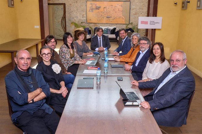 La primera reunión presencial del nuevo gobierno del CxRep, encabezado por el expresidente de la Generalitat Carles Puigdemont