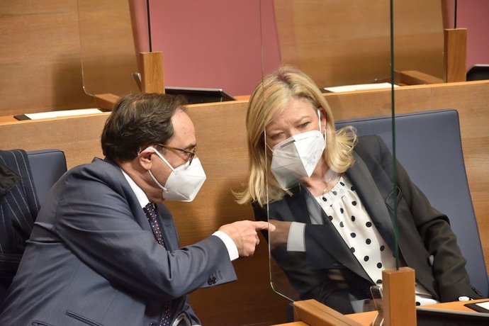 El conseller de Hacienda, Vicent Soler, y la consellera de Justicia, Gabriela Bravo