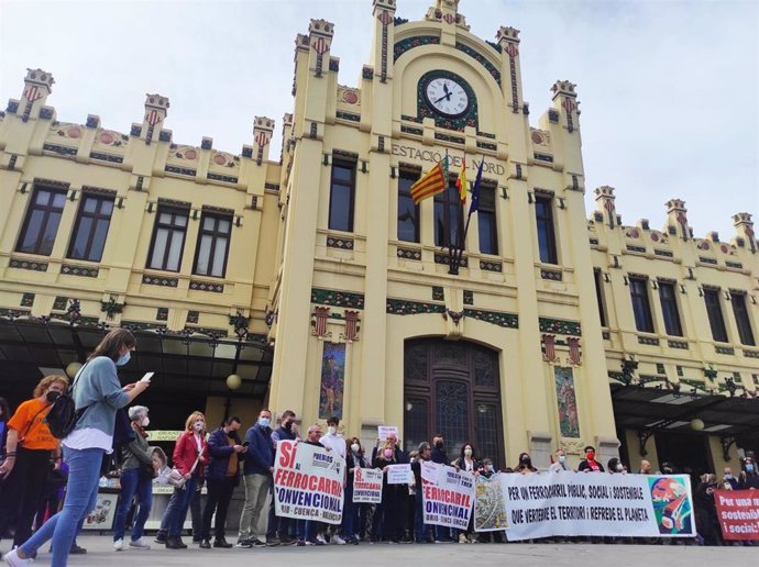 La Plataforma per un Ferrocarril Públic, Social i Sostenible del País Valenci frente a la Estació del Nord de Valncia en una concentración para denunciar el cierre de la línea ferroviaria Utiel-Cuenca-Aranjuez