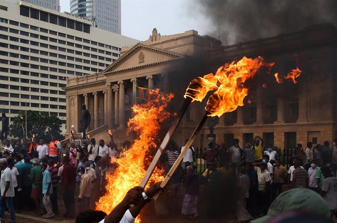 15 March 2022, Sri Lanka, Colombo: Opposition activists block the main road in front of the President's secretariat during a protest against the worsening economic crisis that has brought fuel shortages and spiralling food prices. Photo: Pradeep Dambara