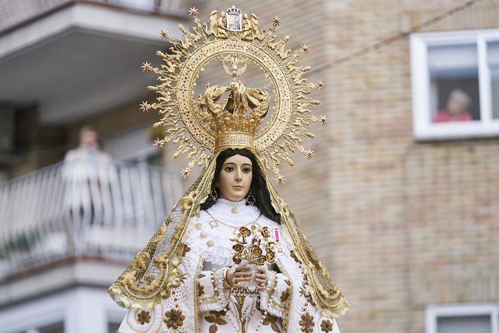 Archivo - Imagen de Nuestra Señora de los Santos, titular de la Hermandad de Nuestra Señora de los Santos y San Simón de Rojas, durante una procesión extraordinaria en Móstoles, a 12 de febrero de 2022, en Madrid (España).Todas las Hermandades y Cofradí
