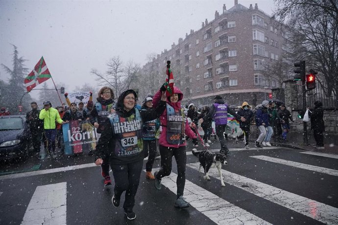 Varias personas participan en la 22  edición de La korrika, a su llegada a Vitoria, a 1 de abril de 2022, en Vitoria-Gasteiz, Álava