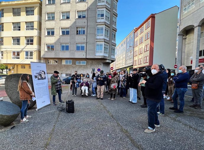 El tío de José Couso, Rafa Permuy, interviene durante un homenaje al cámara ferrolano José Couso, en la Praza da Paz, a 9 de abril de 2022, en Ferrol, A Coruña