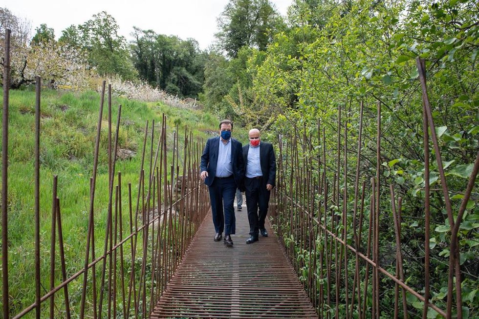 El presidente extremeño, Guillermo Fernández Vara, visita la floración del cerezo en el Valle del Jerte.