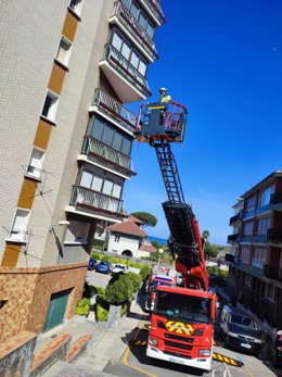 Bomberos acceden a una vivienda de Castro