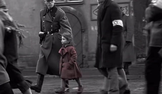 La niña del abrigo rojo de La lista de Schindler ayuda a los refugiados en Ucrania