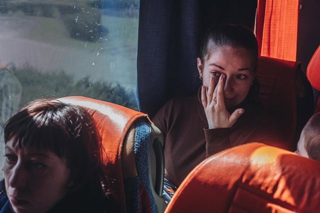 Una mujer llora tras despedirse de su marido en la región de Zaporizhzhia, Ucrania, el 28 de marzo de 2022.   