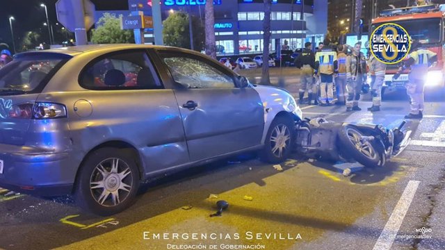 El turismo que ha investido a dos motod en la Carretera de Carmona en Sevilla.