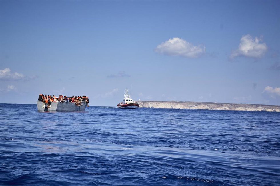 Archivo - Una patera donde viajan un total de 70 migrantes (i) y una patrullera de la Guardia Costera de Lampedusa (d), a 8 de septiembre de 2021, en el Mar Mediterráneo, en las inmediaciones de Lampedusa, Sicilia (Italia). 