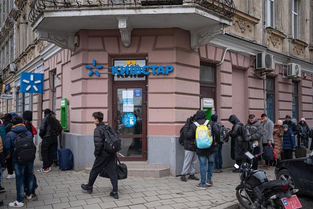 Archivo - Colas para sacar dinero del cajero en Lviv, a 2 de marzo de 2022, en Lviv (Ucrania). 
