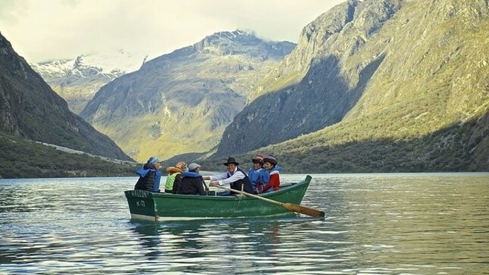 Un bote con varios navegantes en Perú.