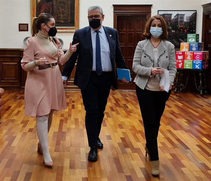 La consejera Maru Díaz, el rector de la Universidad de Zaragoza, José Antonio Mayoral, y la alcaldesa de Teruel, Emma Buj, participan en la reunión del Patronato Pro Nuevos Estudios Universitarios.