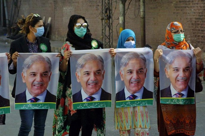 Partidarias del presidente de la PML-N Shahbaz Sharif