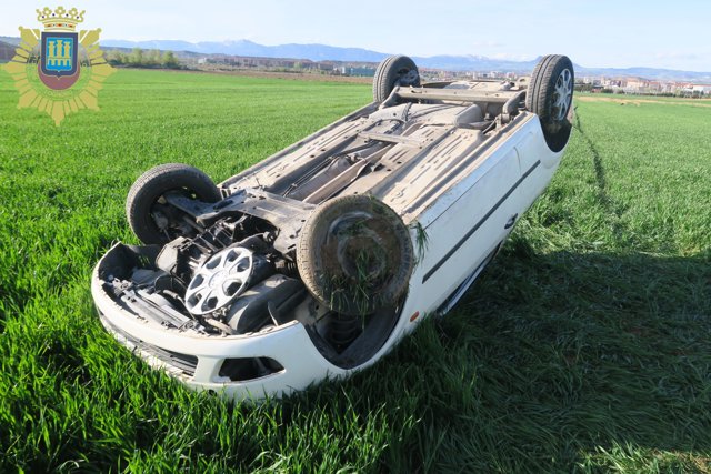 El vehículo volcado en el que viaja la joven fallecida y un acompañante