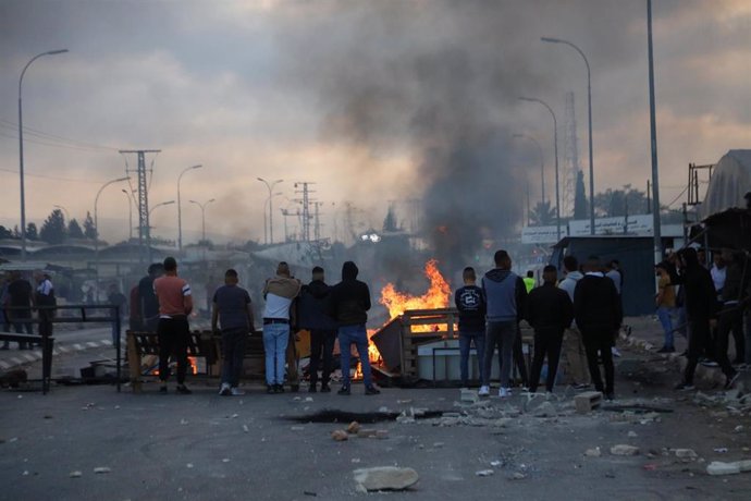 Archivo - Imagen de archivo de protestas en Yenín (Cisjordania) contra los bombardeos israelíes en la Franja de Gaza