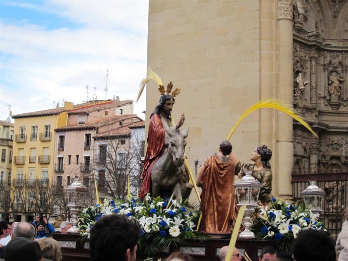 Archivo -    La Semana Santa logroñesa ya ha comenzado. Fieles a la tradición, cientos de logroñeses han acudido este domingo a su cita con La Borriquilla, palmas y ramas en mano y con la mirada puesta en el cielo que, de momento, ha respetado sin lluvi