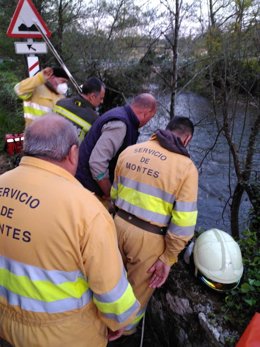 Rescate de una menor que cayó con su bici al cauce del Saja en Casar de Periedo, en Cabezón de la Sal