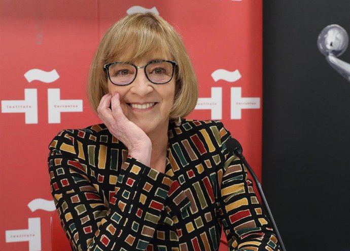 La actriz Carmen Maura posa en el Instituto Cervantes con la estatuilla del Premio Platino de Honor del cine Iberoamericano