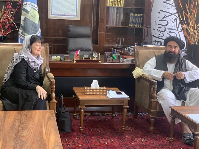 La jefa de la UNAMA en Afganistán, Deborah Lyons, con el ministro de Información de los talibán, Jairulá Jairjua