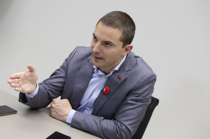 El secretario general del PSOE de Madrid, Juan Lobato, durante una entrevista para Europa Press, a 8 de abril de 2022, en Madrid (España). Juan Lobato es secretario general del PSOE-M desde octubre de 2021 y portavoz del Grupo Parlamentario Socialista e