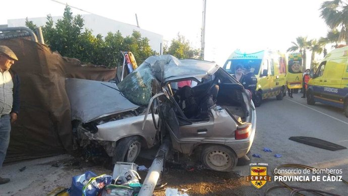 Colisión de un vehículo contra una farola en Sanlúcar de Barrameda (Cádiz)