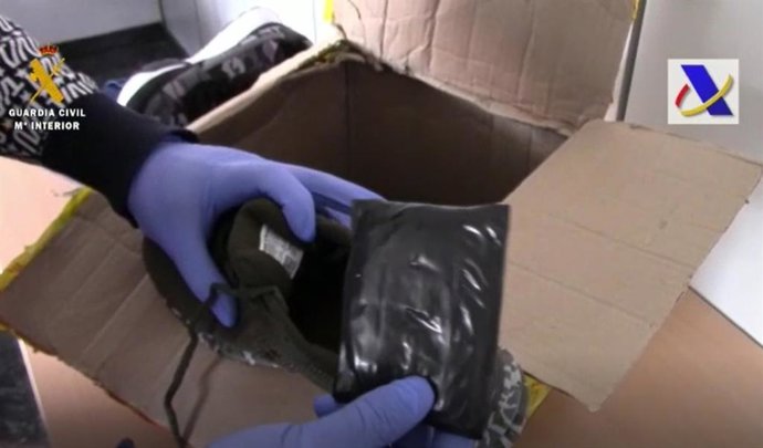 Interceptado en Castropol un envío postal con cocaina