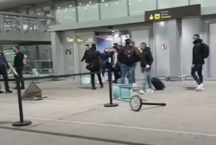 Altercado que se produjo en el aeropuerto de Málaga el pasado 18 de febrero entre ultras del Málaga y del Sevilla