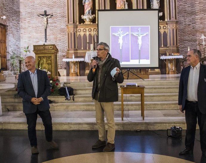 Entrega del cristo crucificado en la parroquia de Santa Bárbara de Guardo.