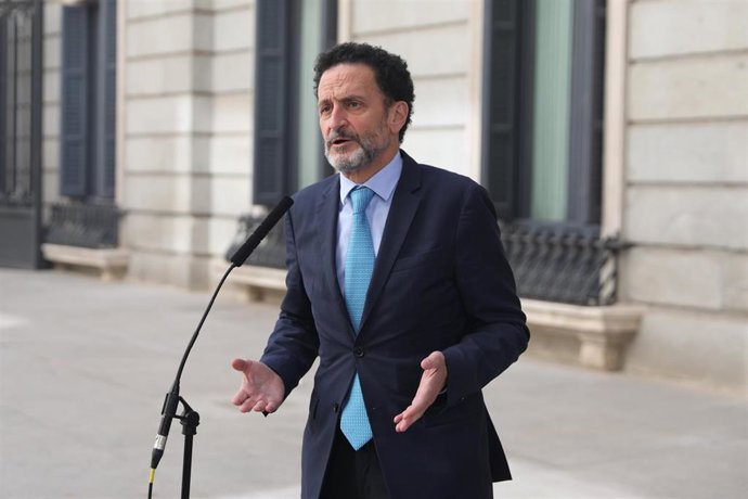 El vicesecretario general de Cs y portavoz del Comité Ejecutivo, Edmundo Bal,  responde a los medios en las inmediaciones de una sesión plenaria, en el Congreso de los Diputados, a 7 de abril de 2022, en Madrid (España). El pleno está marcado por la pre