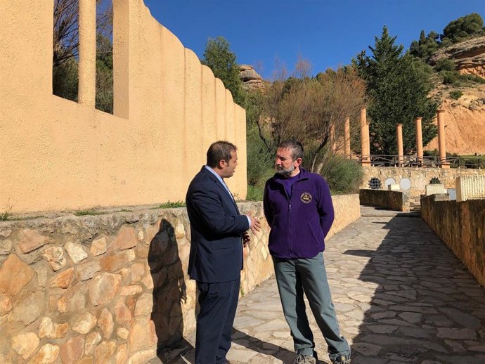 El presidente de la Asociación Drama de la Cruz de Alcorisa, Jorge Martín, muestra al diputado de la DPT Antonio Amador los escenarios de la representación.