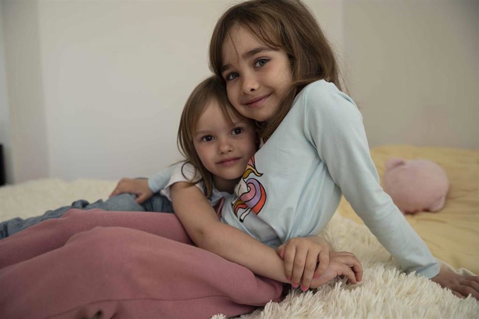Dos hemanas se abrazan