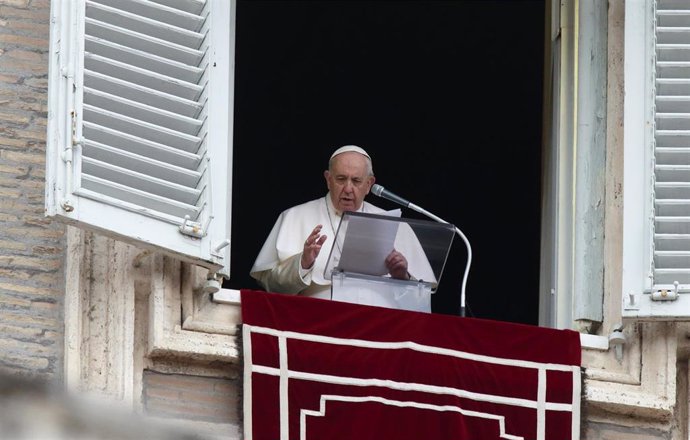Archivo - El Papa Francisco dando el Ángelus del pasado 20 de febrero de 2022