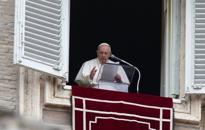 Archivo - 20 February 2022, Vatican, Vatican City: Pope Francis delivers the Angelus prayer from the window overlooking St. Peter's Square. Photo: Evandro Inetti/ZUMA Press Wire/dpa